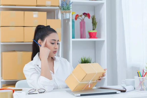 Business ägare arbetar hemma Office förpackningar på bakgrunden — Stockfoto