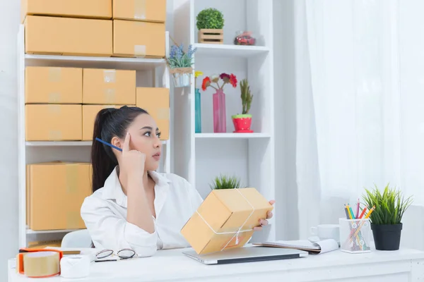 Business ägare arbetar hemma Office förpackningar på bakgrunden — Stockfoto