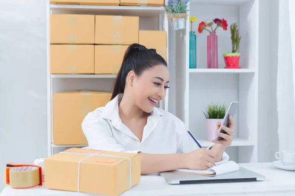 Business ägare arbetar hemma Office förpackningar på bakgrunden — Stockfoto