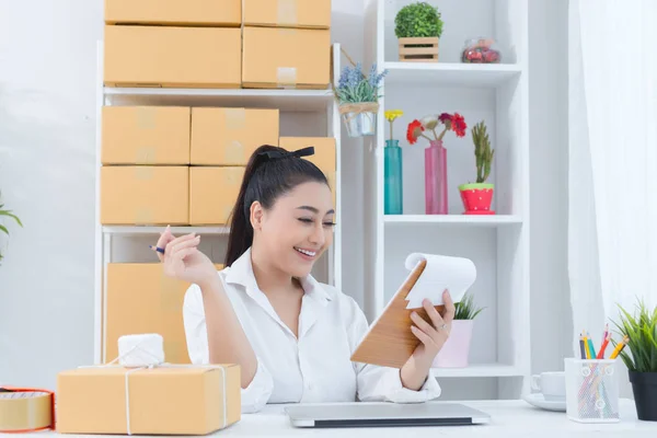 Business ägare arbetar hemma Office förpackningar på bakgrunden Royaltyfria Stockfoton