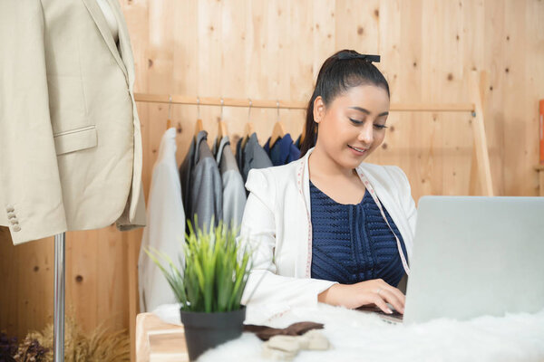 владелица женского бизнеса, работающая в своем магазине
