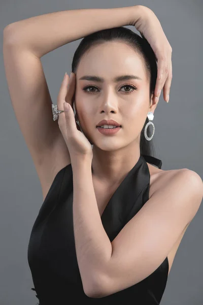 Studio moda colpo di donna asiatica — Foto Stock