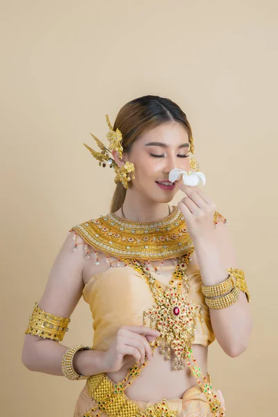 Γυναίκα που φοράει το τυπικό Ταϊλάνδης φόρεμα — Φωτογραφία Αρχείου