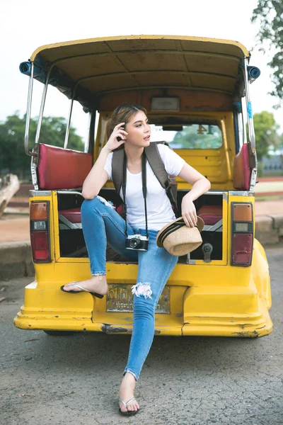 Young asian female traveler with backpack traveling Ayutthaya Pr — Stock Photo, Image