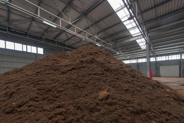 Turba hammadde, işleme tesisinde yükleme