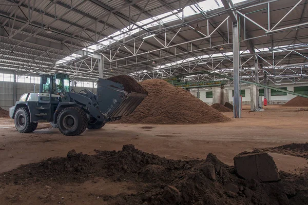 Chargement Des Matières Premières Tourbe Usine Transformation — Photo