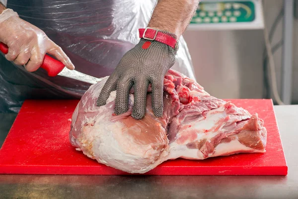 Tagliare Carne Nel Negozio Carne — Foto Stock