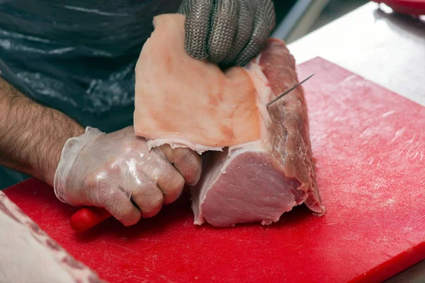Lihan Leikkaaminen Lihakaupassa — kuvapankkivalokuva