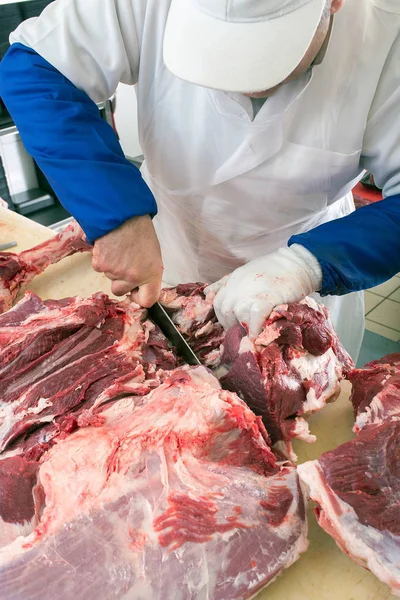 Man Cutting Beef Meat — Stock Photo, Image