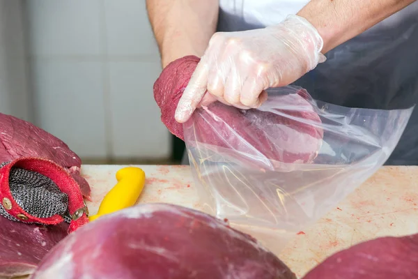 Fleisch Schneiden Der Fleischerei — Stockfoto