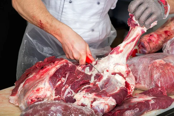 Tagliare Carne Nel Negozio Carne — Foto Stock