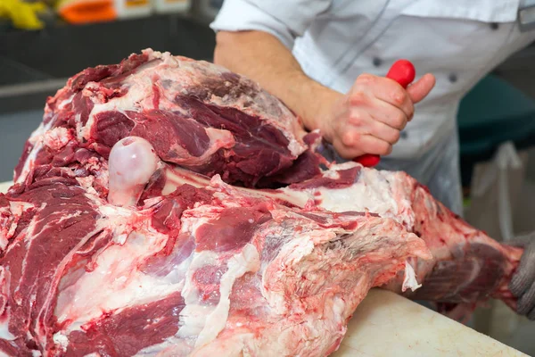 Tagliare Carne Nel Negozio Carne — Foto Stock