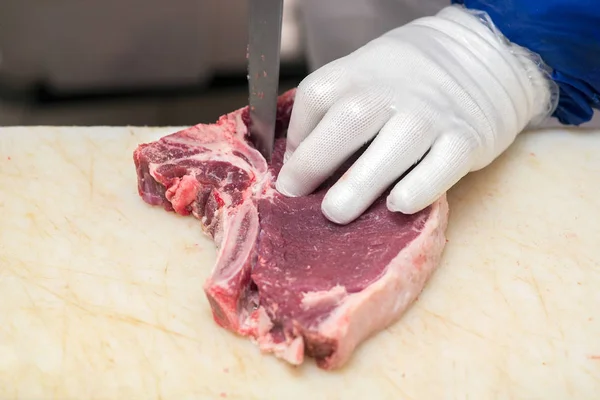 バンドソーは精肉店で肉を切る — ストック写真