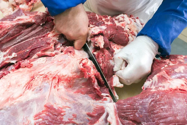 Fleisch Schneiden Der Fleischerei — Stockfoto