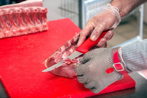 Tagliare Carne Nel Negozio Carne — Foto Stock