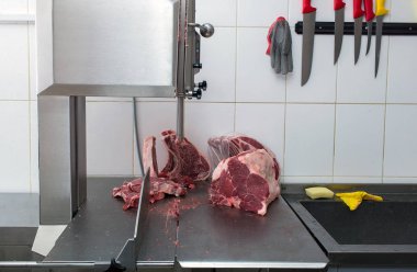 Şerit testere et et dükkanda keser
