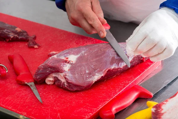 肉屋で肉を切る — ストック写真