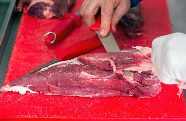 肉屋で肉を切る — ストック写真