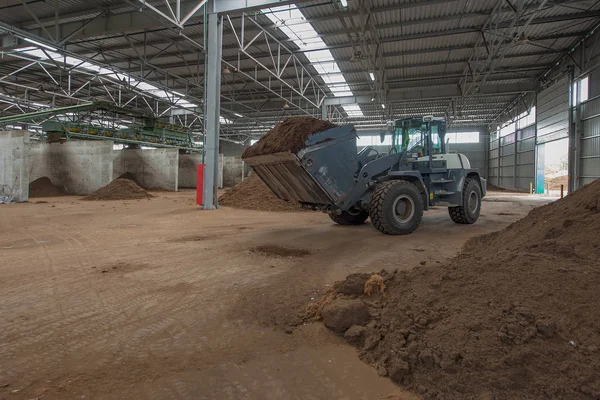 Laden Van Grondstoffen Van Turf Het Verwerkingsbedrijf — Stockfoto