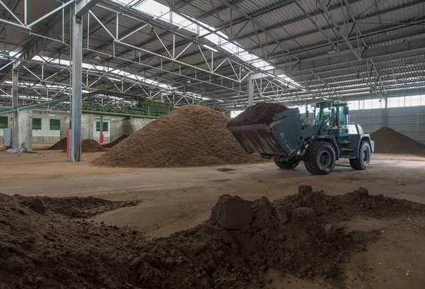 Laden Van Grondstoffen Van Turf Het Verwerkingsbedrijf — Stockfoto