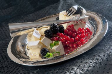 Natürmort yumuşak peynir ve çilek ile