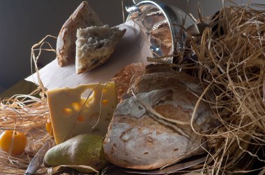 Natürmort sert peynir ekmek, armut ve domates ile