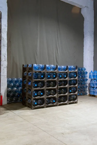 Fabrika Bir Ambar Şişe Suyu Üretimi Için — Stok fotoğraf