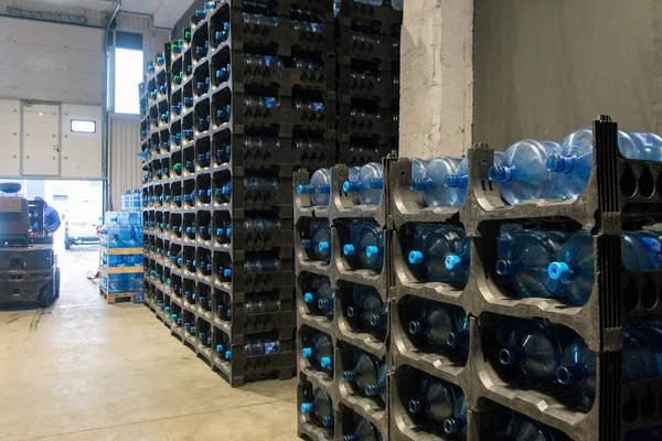 Pabrik Sebuah Gudang Untuk Produksi Air Kemasan Botol — Stok Foto