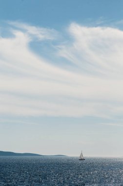 Sütlü cennet altında Adriyatik Denizi'nde yalnız uzak Yelkenli