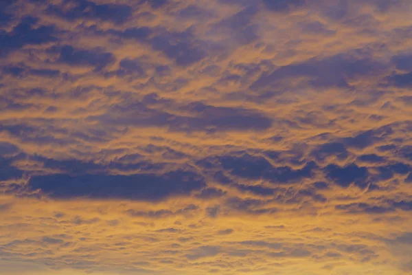 Dramático laranja e roxo cluds ao pôr do sol — Fotografia de Stock