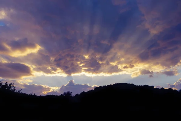 Paisagem nebulosa celestial dramática ao pôr-do-sol e silhueta de serra — Fotografia de Stock