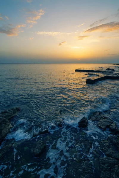 Alte Seebrücke bei Sonnenuntergang in Savudrija, Kroatien — Stockfoto