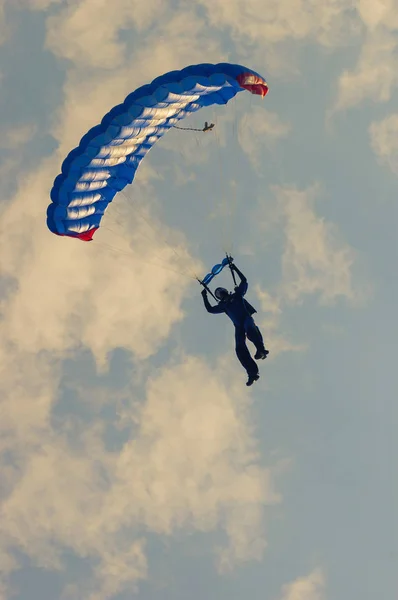 Low angle view of para-glider with blue parachute at sunset time — Stock Photo, Image