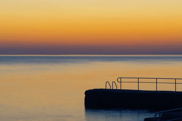 Старий пристані на хорватському узбережжі після заходу сонця на тривалого впливу — стокове фото