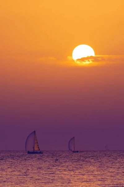 Segelboote bei Sonnenuntergang mit herrlichem Himmel — Stockfoto