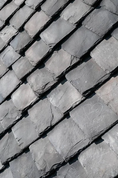 Gros plan d'un vieux toit avec des tuiles de pierre grises carrées — Photo
