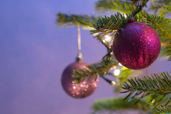 Закрытие рождественских украшений на елке — стоковое фото