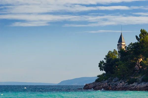 House by the Adriatic sea sidelit by golden color of setting sun — Stock Photo, Image