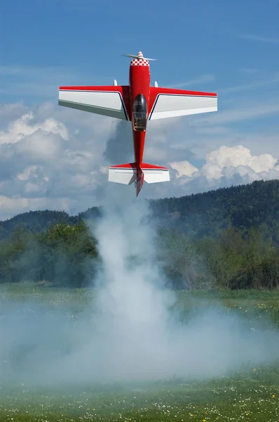 Dikey olarak gezinip kırmızı ve beyaz akrobasi radyo kontrollü uçak — Stok fotoğraf