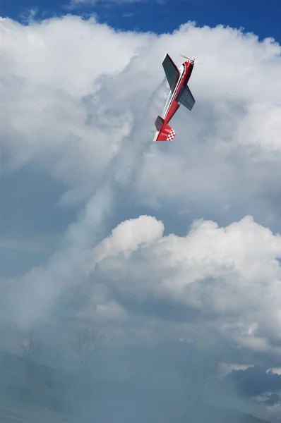 Modelo de avión acrobático escalando diagonalmente en el aire —  Fotos de Stock