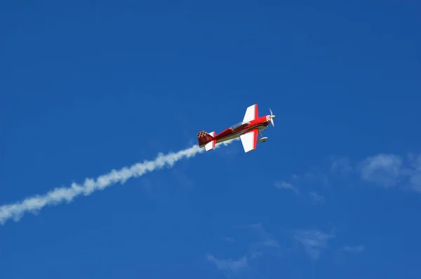 Modelo de avión acrobático volando en un cielo azul —  Fotos de Stock