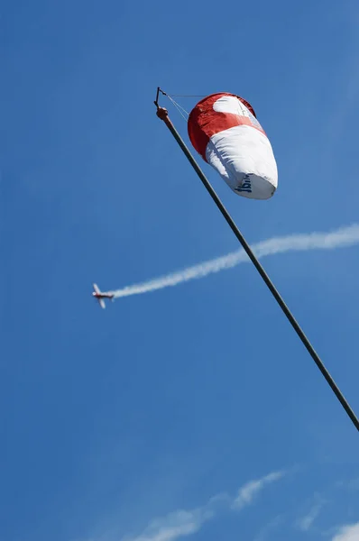 Windsock y aviones acrobáticos en el cielo azul —  Fotos de Stock