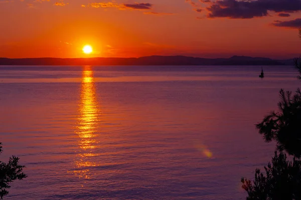 Belo pôr do sol sobre o mar Adriático na ilha de Rab, na Croácia — Fotografia de Stock