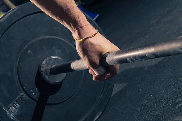 Primer plano de la mano del hombre agarrando una barra con placas de 20 kg —  Fotos de Stock