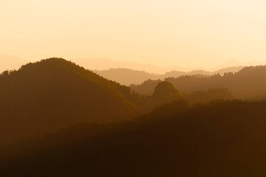 Turuncu hills günbatımı zamanı adlı güzel manzara