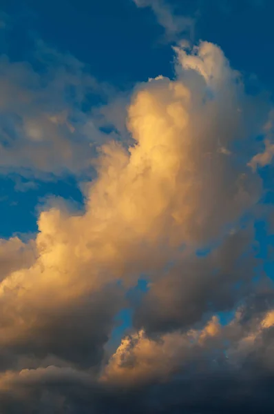 Чудові хмари на блакитному небі під час заходу сонця — стокове фото