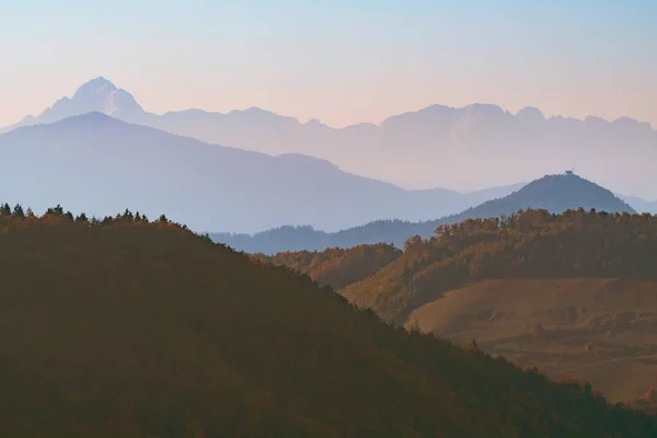 Akşam tepeler ve dağlar kara sevdanın Güz — Stok fotoğraf