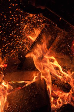 Yanan odun ve günlükleri, gece atış kesme testere dramatik atış