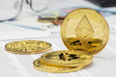 Fiziksel altın Bitcoin ve Ethereum cryptocurrency demir mockup blockchain hareketleri listesi görünür Euro para ve arka planda gözlük ile closeup