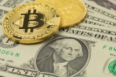 Bir bize doları banknot üstte iki Bitcoin cryptocurrency jetonlu closeup
